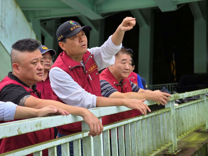 烏來南勢溪水位下降 北107線搶通恢復通行 28 《圖說》朱惕之副市長(右二)與工務局長馮兆麟(右一)、烏來區長周至剛(右三)視察南勢溪。〈工務局提供〉