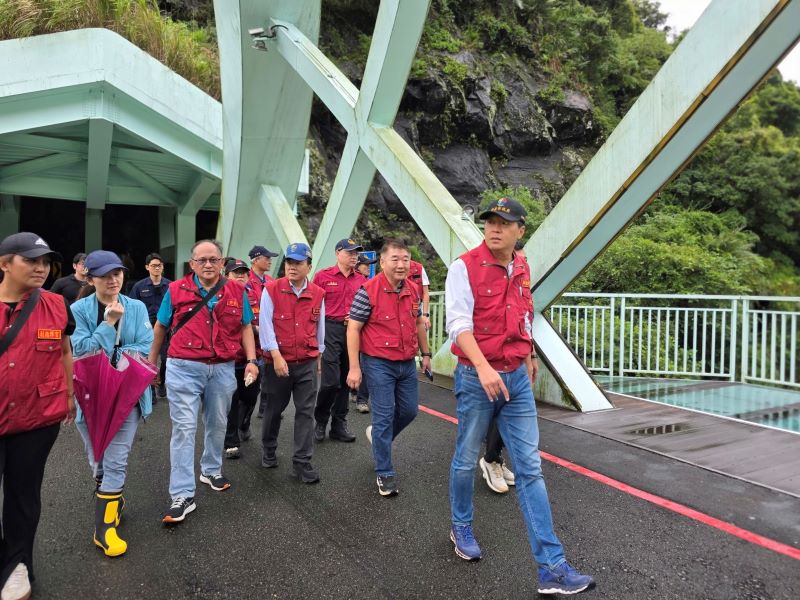 烏來南勢溪水位下降 北107線搶通恢復通行 29 《圖說》朱惕之副市長(右一)率領市府團隊勘查烏來老街覽勝橋及南勢溪水位情形,水位已逐下降,橋梁維持正常通行。〈工務局提供〉