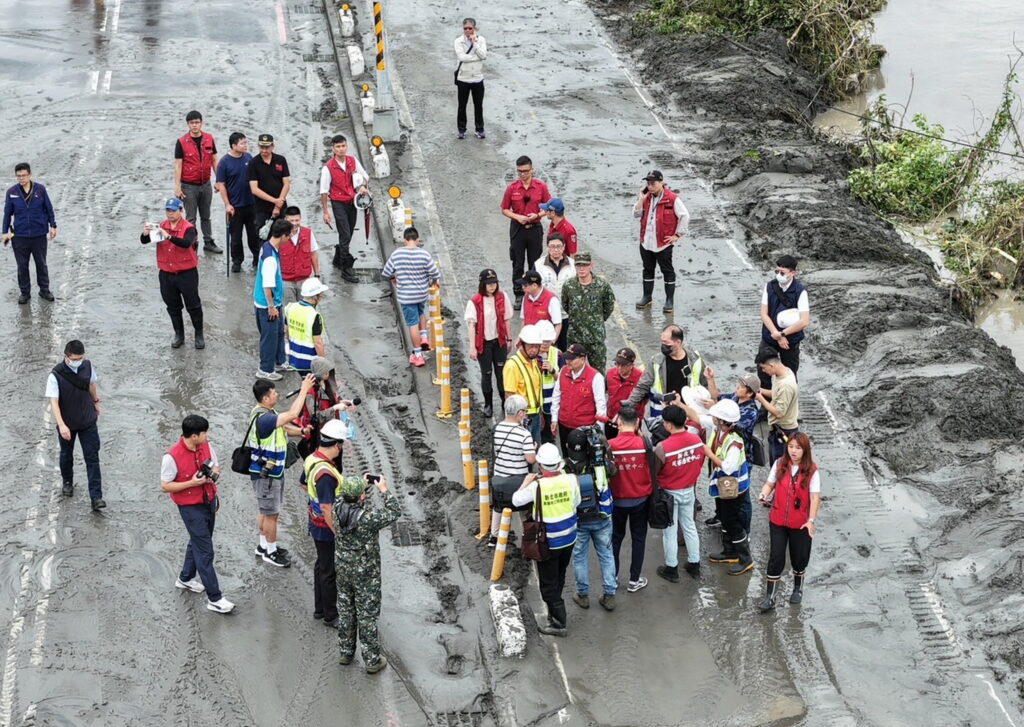 巴威警報解除 侯友宜率市府團隊視察風災後復原工作進度 14 0712000