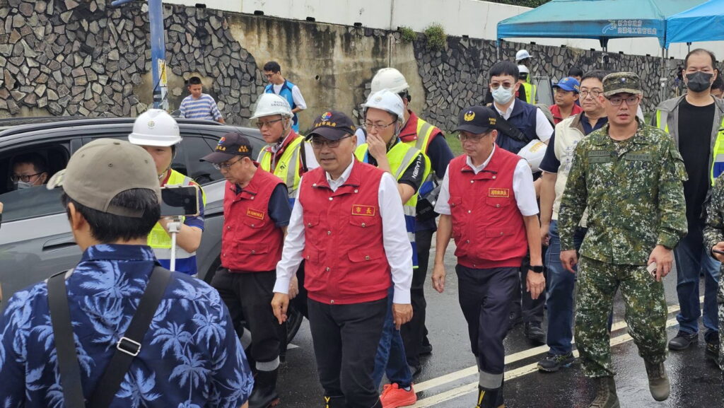巴威警報解除 侯友宜率市府團隊視察風災後復原工作進度 15 07120001