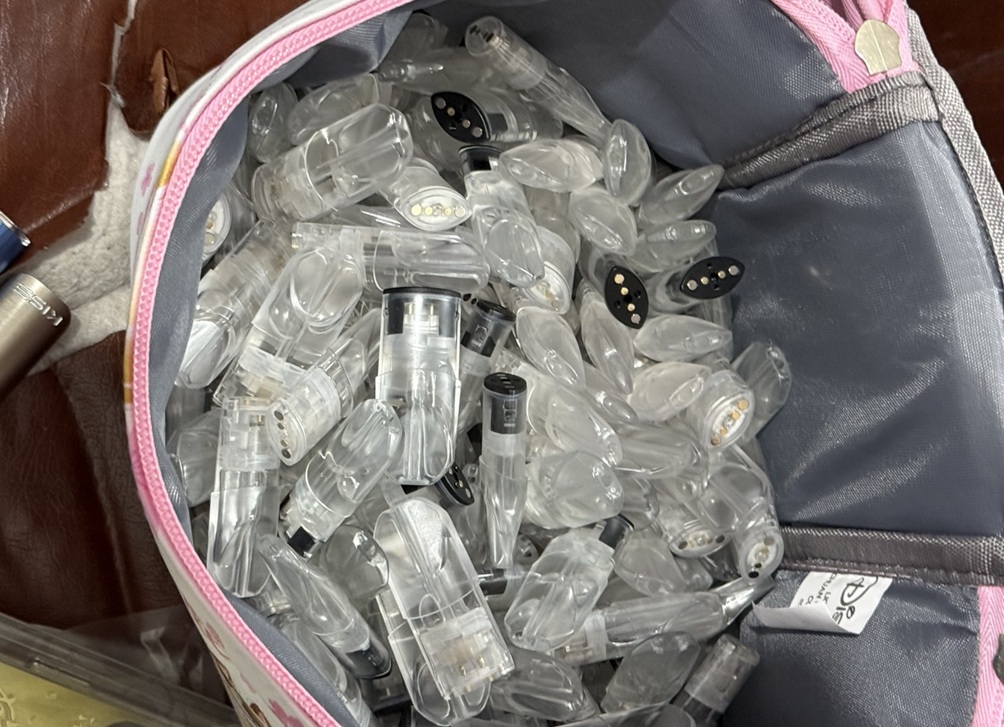 ▲圖說：中市刑大隊拂曉出擊，於周姓毒嫌住處查扣依托咪酯煙彈175顆 （圖／台中市政府 提供）