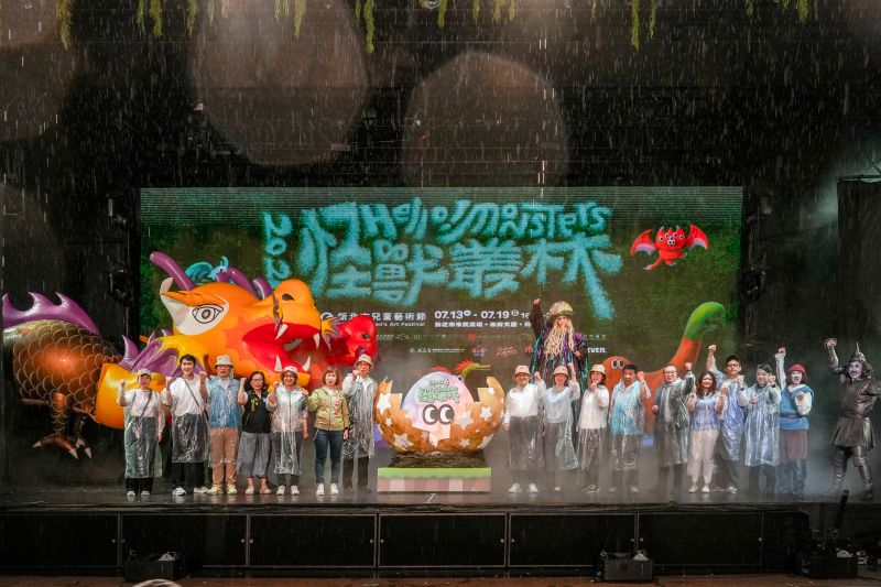 颱風延期不減人氣 新北兒藝節登場 「怪獸叢林」 吸引親子湧入 12 《圖說》侯友宜市長與貴賓、紙風車劇團共同啟動2026新北市兒童藝術節「怪獸叢林」,宣告7月13日至19日親子藝術盛會正式展開。〈文化局提供〉