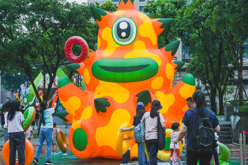 颱風延期不減人氣 新北兒藝節登場 「怪獸叢林」 吸引親子湧入 13 《圖說》位於新北市市民廣場的「幻獸谷」,集結10件大型裝置藝術作品。〈文化局提供〉