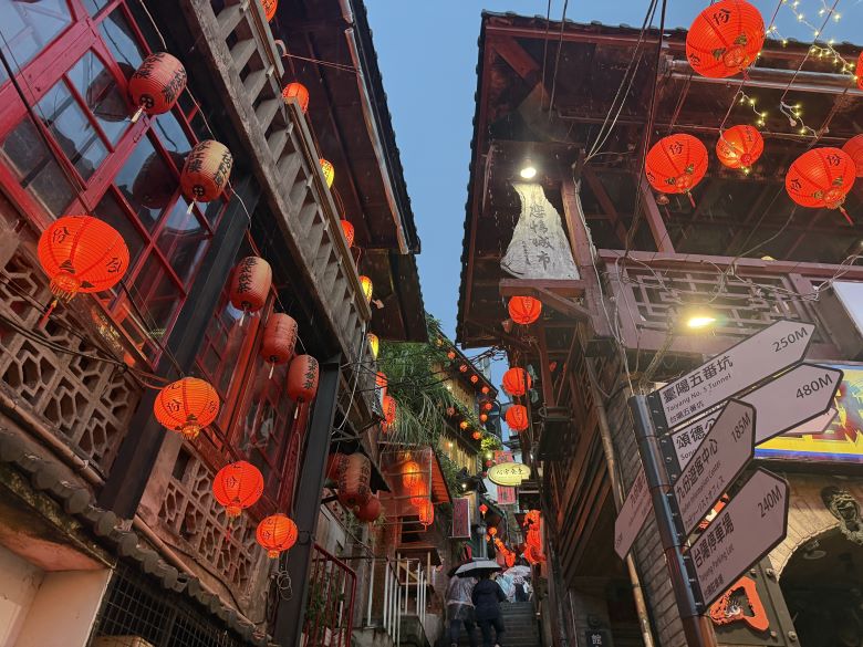 《圖說》暮色低垂，點點紅光點亮了蜿蜒的九份老街，紅燈籠與山城夜景相互輝映， 為旅客帶來專屬九份的夏日風情。〈觀旅局提供〉