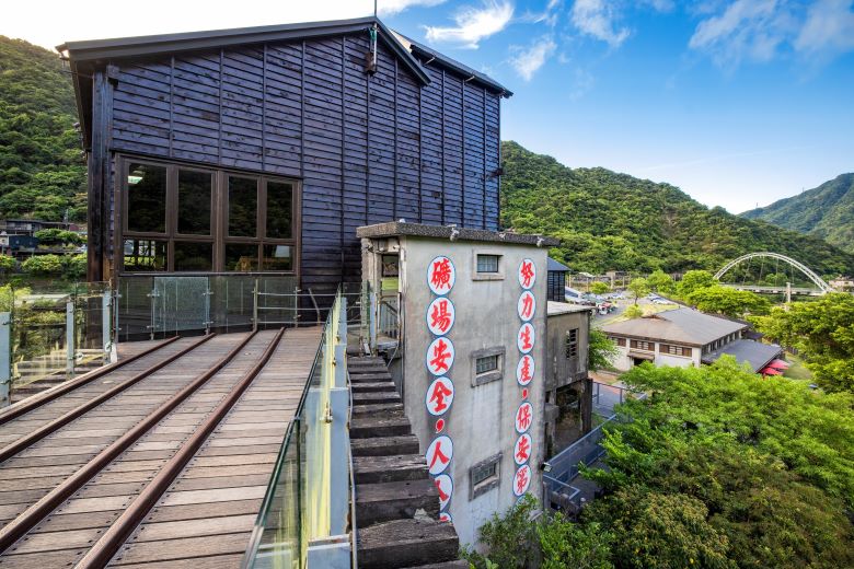 《圖說》經過精心修復的「瑞三鑛業整煤場」在晴空下展現其獨有的百年礦業風華與歷史印記，成為旅客探尋礦業歷史、感受深厚人文底蘊的必訪景點。〈觀旅局提供〉