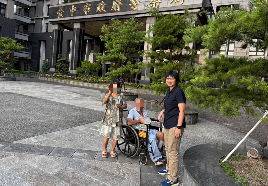 ▲圖說：中市交警大隊第一中隊長詹子瑩當起「運水工」，親自為長輩將飲用水加好加滿！              （圖／台中市政府  提供）