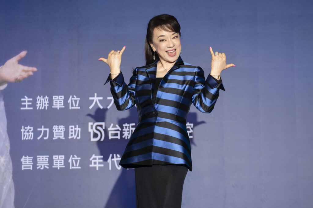 翁倩玉60週年再宣布台中加場!地頭蛇沈文程現場飆唱〈愛的魅惑〉掀高潮 34 SUN 2591