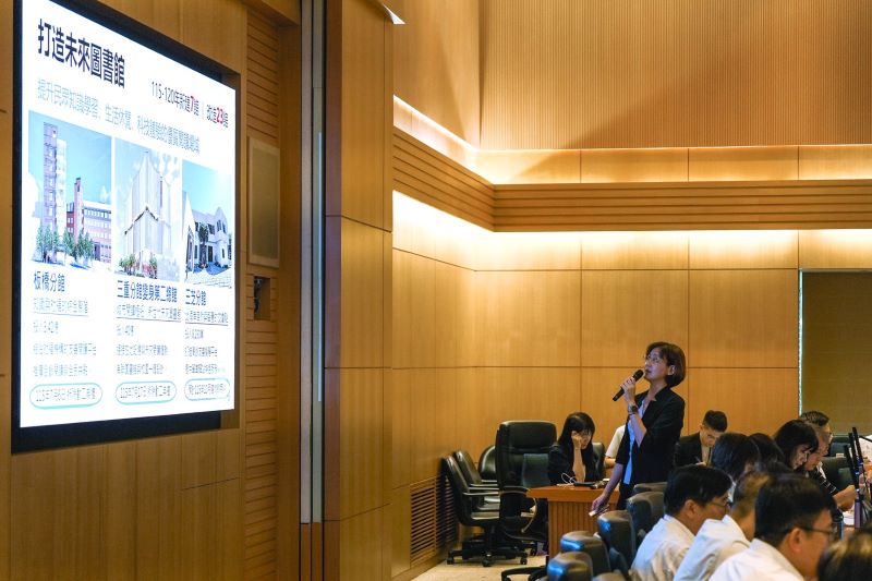 從閱讀空間到街頭展演 新北以文化建設打造城市生活感 17 《圖說》文化局長張䕒育今日於市政會議進行專題報告,以「文化融入日常生活、藝文構築幸福城市、傳承攜手世代同行」三大主軸,分享近年文化施政成果。〈文化局提供〉