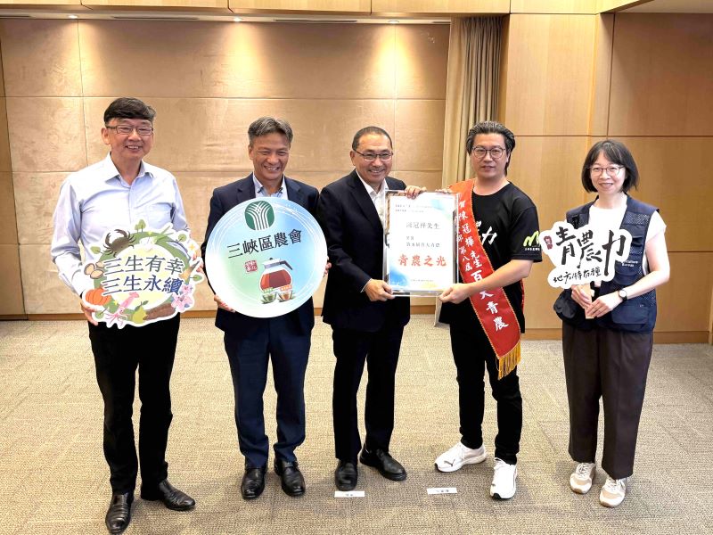 養蜂導入科技、好茶開拓新市場 新北2青農榮獲〈百大〉肯定 4 《圖說》陳冠樺(右2)獲選為農業部115年度第8屆百大青農,今日獻獎侯友宜市長分享殊榮,左一農業局長諶錫輝。〈農業局提供〉
