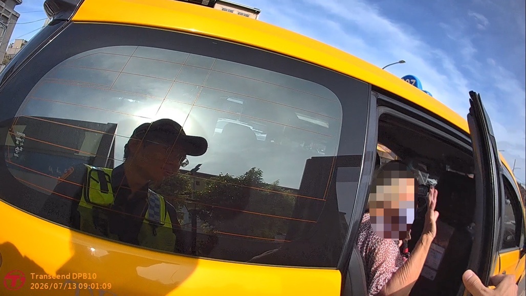 ▲圖說:交警大隊警員張欽裕為了老婦人的公車返家路線一路請教小巴司機、區公所志工,最終找來計程車將老婦人安全送回住處 (圖/台中市政府 提供)