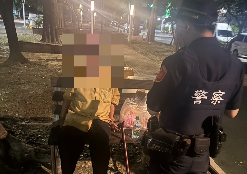 ▲圖說：一名老翁深夜獨自坐在公園長椅上，民權所員警接獲熱心民眾報案趕來協助              （圖／台中市政府  提供）