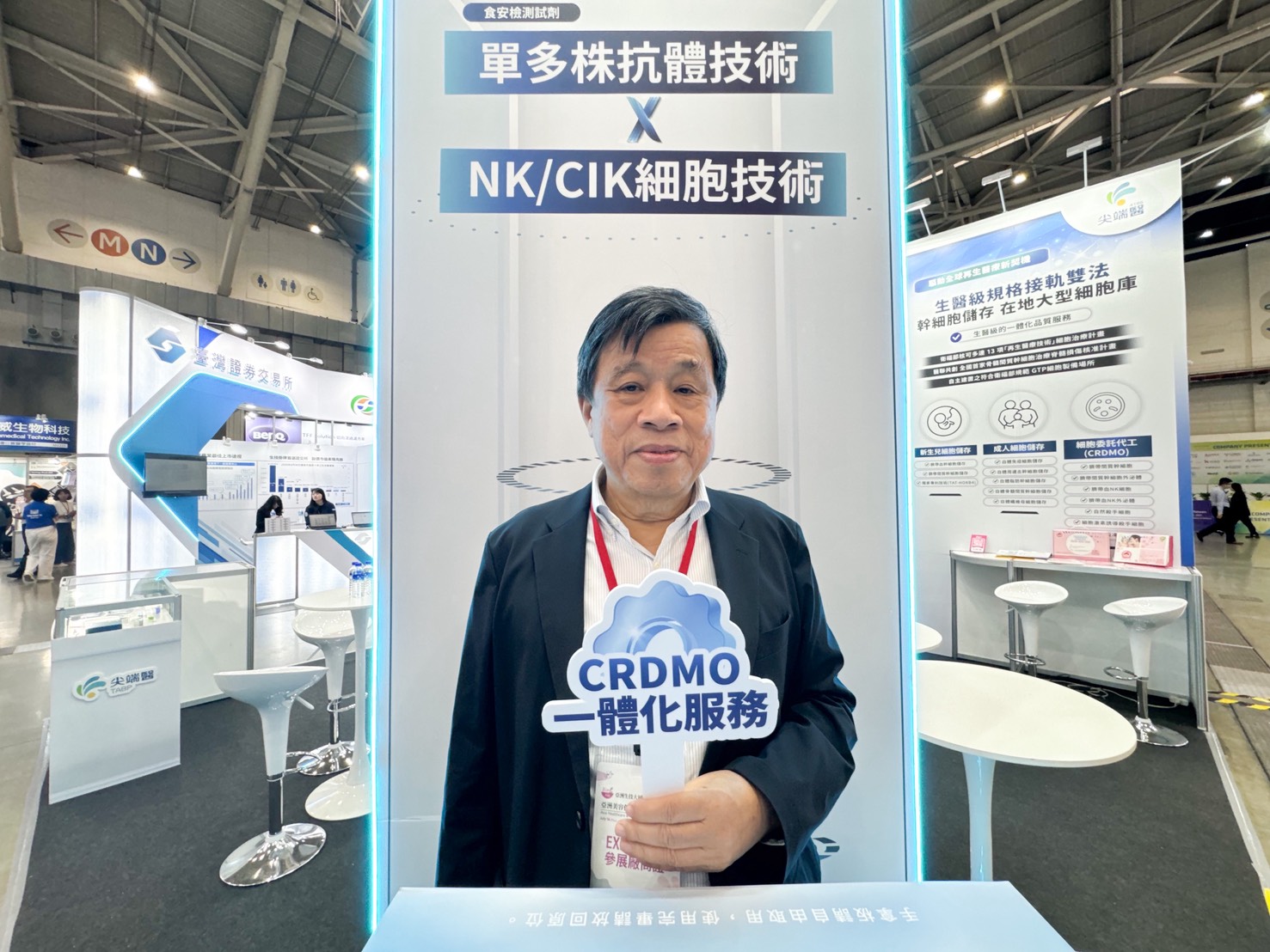 尖端醫董事長蘇文龍於2026亞洲生技大展展場,展示「CRDMO一體化服務」及「單多株抗體技術 × NK/CIK細胞技術」核心研發成果,透過國際展會與海內外產業夥伴交流,提升台灣生技研發能量與國際競爭力。(圖/尖端醫提供)