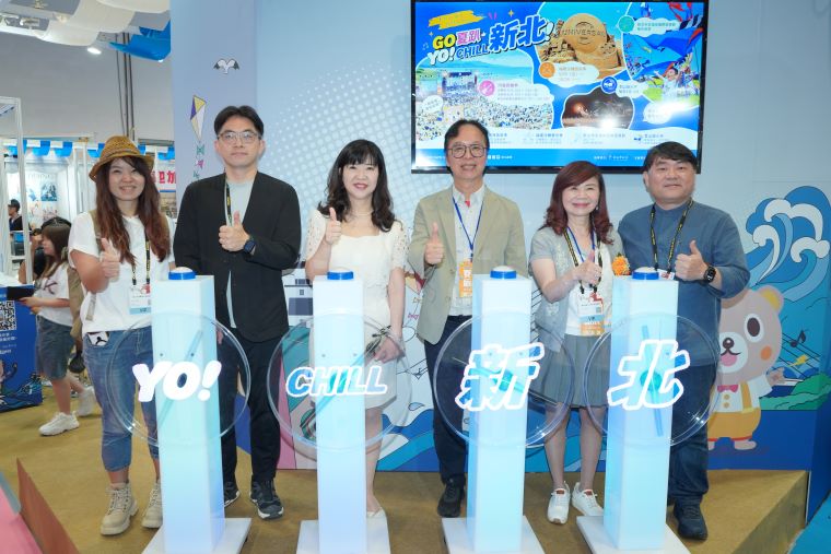 《圖說》2026台北國際夏季旅展新北館盛大開幕，新北館由新北市觀旅局長楊宗珉(右三)、經發局長盛筱蓉(左三)等人共同為為連續四天的夏日觀光盛宴揭開熱鬧序幕。〈觀旅局提供〉