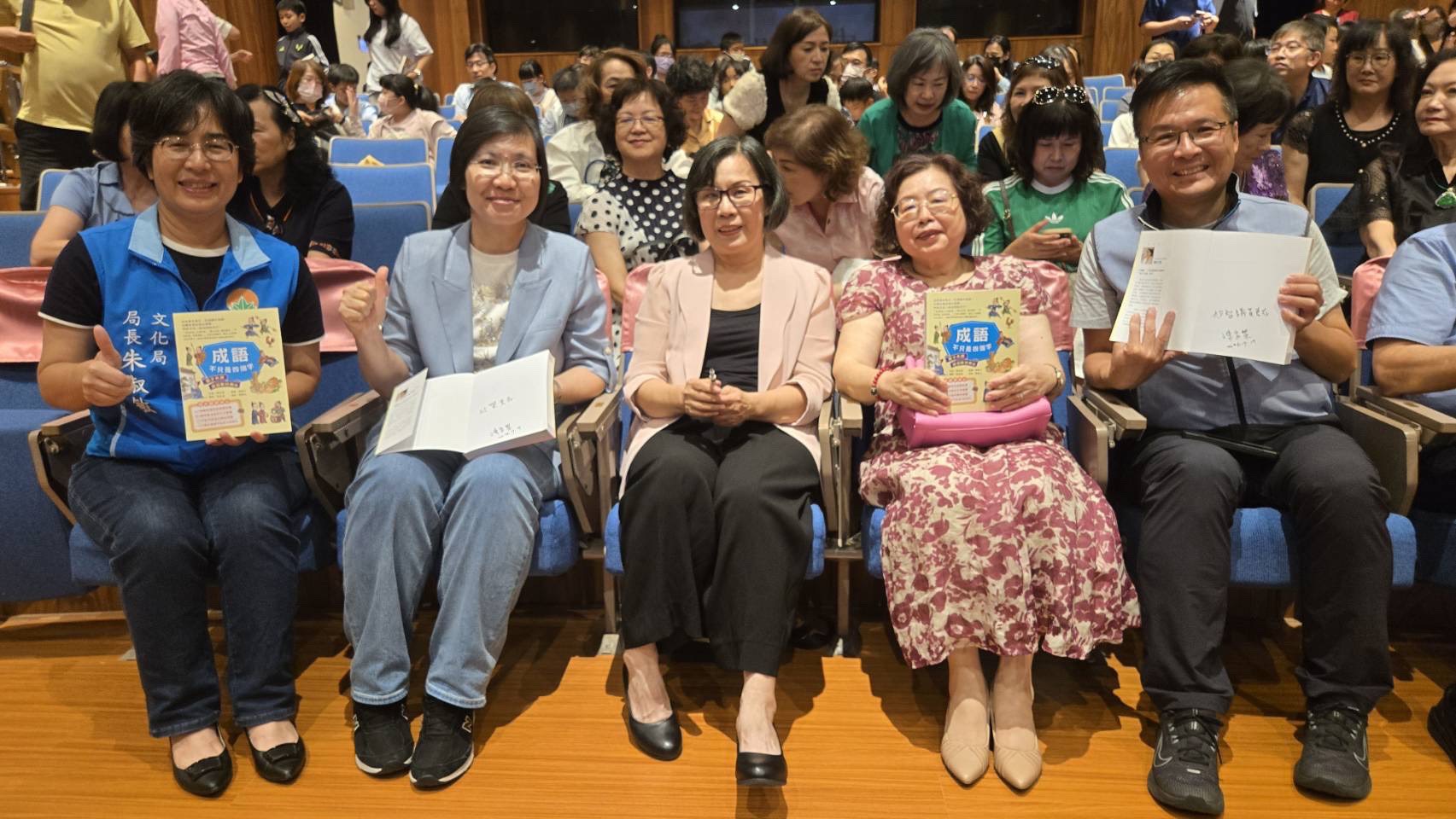 一家人圍坐共讀,父母耐心為孩子說明故事情節,孩子開心回應,書本成為親子靠近彼此的自然媒介。