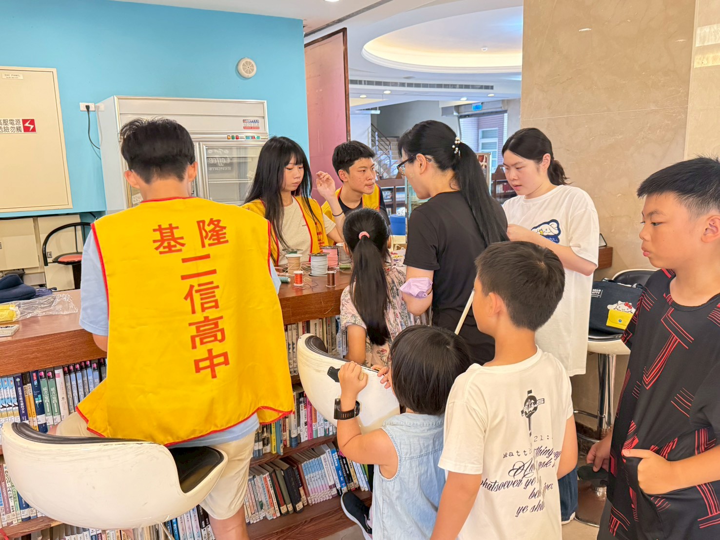 二信高中圖書館舉辦親子共學資源共享鞋作體驗活動 8 LINE ALBUM 1150719%E4%BA%8C%E4%BF%A1%E8%A6%AA%E5%AD%90%E9%9E%8B%E4%BD%9C 260719 4