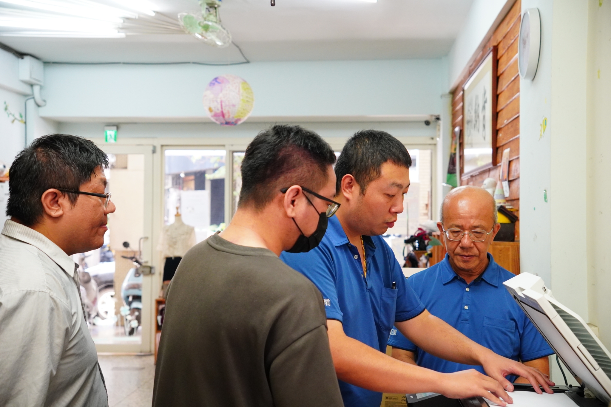 日傳企業人員協助安裝新影印機,並向基金會工作人員說明列印、影印與掃描等功能,協助行政流程更加穩定。(圖/日傳企業提供)
