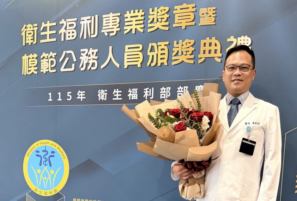「電話一響就出門救命」 24小時守護每一次心跳 台北醫院心臟醫師黃啟銘獲衛福部模範公務人員獎 20 %E8%87%BA%E5%8C%97%E9%86%AB%E9%99%A2%E5%BF%83%E8%87%9F%E8%A1%80%E7%AE%A1%E4%B8%AD%E5%BF%83%E9%BB%83%E5%95%9F%E9%8A%98%E4%B8%BB%E4%BB%BB%E6%A6%AE%E7%8D%B2%E8%A1%9B%E7%A6%8F%E9%83%A8%E6%A8%A1%E7%AF%84%E5%85%AC%E5%8B%99%E4%BA%BA%E5%93%A1%E7%8D%8E