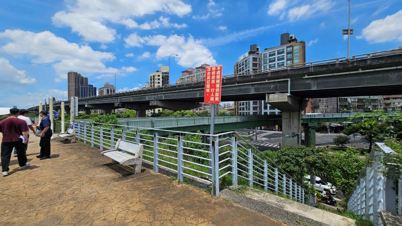 大稻埕煙火登場 新北忠孝碼頭周邊管制資訊一次看 42 《圖說》堤頂樓梯維修通道禁止通行。〈高灘處提供〉