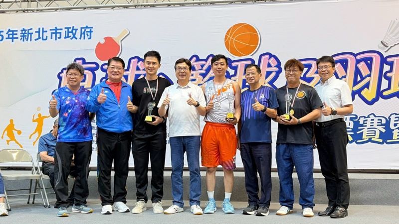 1,800名同仁以運動凝聚健康職場 新北市府三大球類賽圓滿落幕 28 《圖說》籃球錦標賽男子甲組第一名新北i環保(環境保護局)、第二名消防局、第三名警察局代表上台領獎。〈人事處提供〉