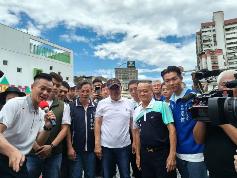 《圖說》視察通學廊道期間，侯友宜市長與在地居民親切招呼互動，關心市民對於周邊人本環境改善的實質感受。〈民政局提供〉