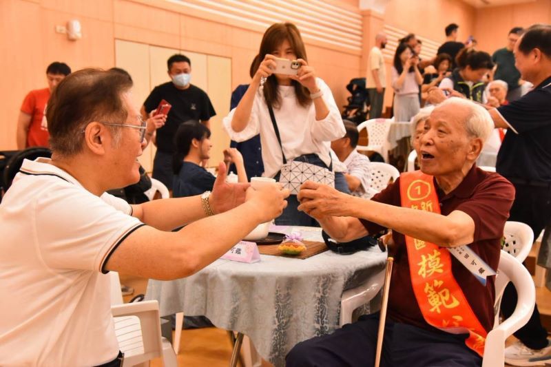 奉茶擁抱謝父恩 中和表揚模範父親溫馨真情感人 22 《圖說》中和區公所模範父親表揚大會奉茶孝親流露真情。〈中和區公所提供〉