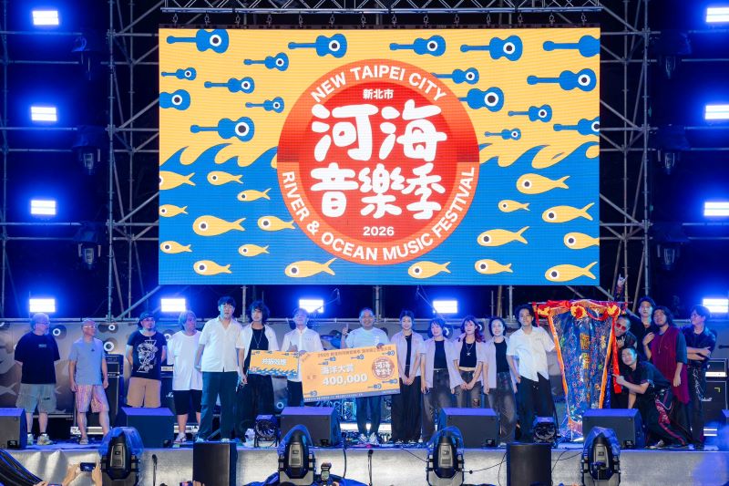 海洋獨立音樂大賞決賽揭曉 侯友宜頒獎嗨翻週末夏夜 14 《圖說》海洋獨立音樂大賞決賽最終由共振效應榮獲今年度「海洋大賞」。〈觀旅局提供〉