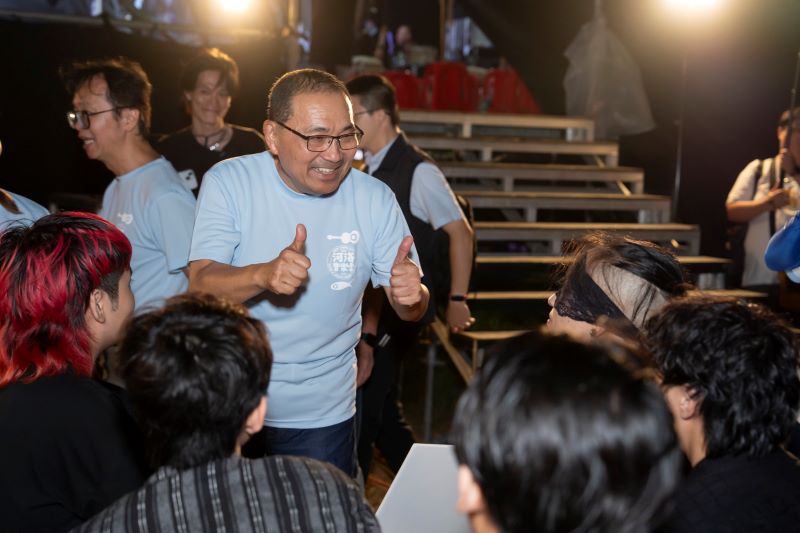 海洋獨立音樂大賞決賽揭曉 侯友宜頒獎嗨翻週末夏夜 17 《圖說》侯友宜市長特別到後臺為參賽團體加油打氣。〈觀旅局提供〉
