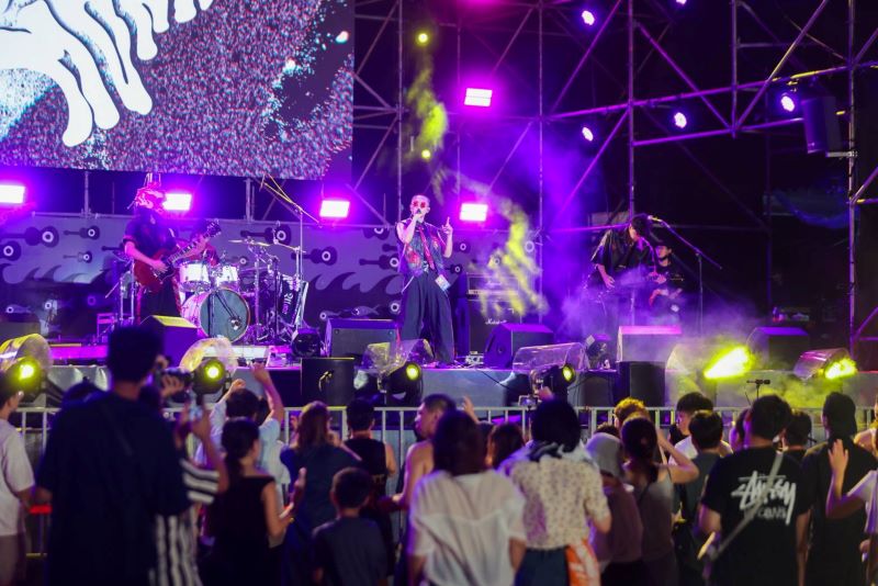 海洋獨立音樂大賞決賽揭曉 侯友宜頒獎嗨翻週末夏夜 18 《圖說》2026新北市河海音樂季貢寮場在福隆海水浴場打造限定的沙灘電音派對,讓民眾在沙灘上感受最奔放的夏日夜晚。〈觀旅局提供〉