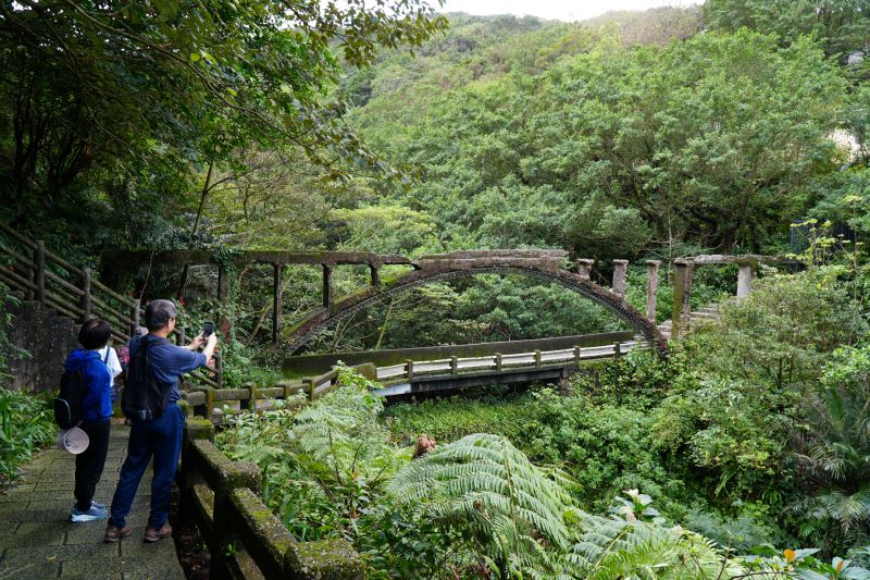 《圖說》藏身於蓊鬱山林間的「三層橋」，由清代石拱、日治水圳與現代水泥橋交疊而成，跨越三個時代的百年歲月。〈農業局提供〉