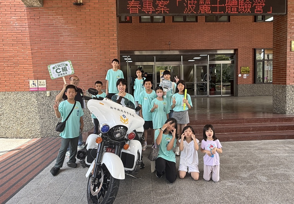 ▲圖說：交通警察大隊「哈雷警用大型重型機車」一登場，強大氣場搭配搶眼警用塗裝瞬間成為全場焦點               （圖／新竹縣政府 提供）