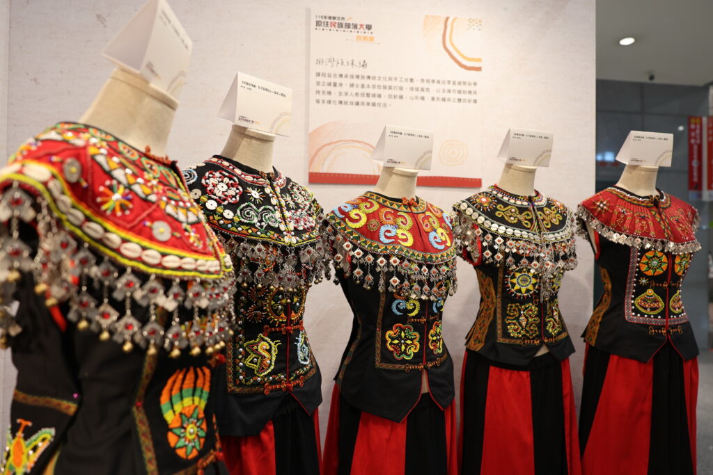 115年度新北市原住民族部落大學成果展 現場推數位科技與原民語言文化互動體驗 44 9 4 0