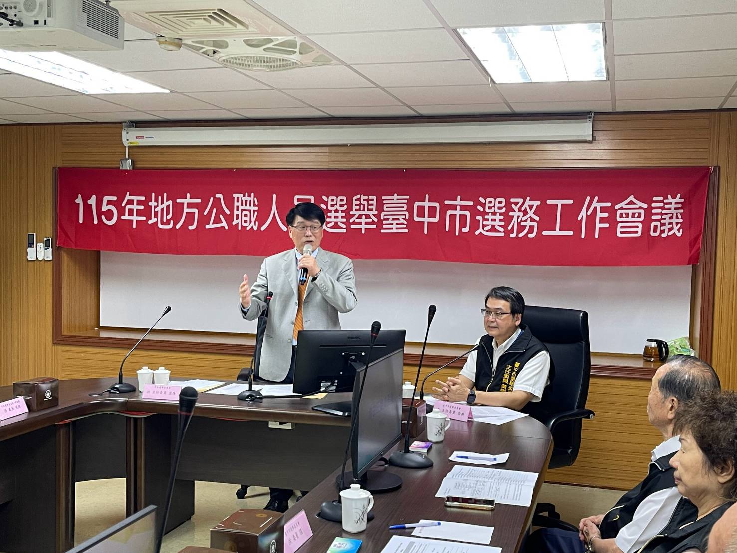 訪視臺中市選委會 中選會主委游盈隆「十字箴言」勉勵做民主守護神 19 381368 0