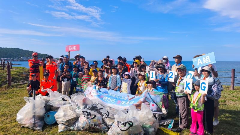 寓教於行 百人淨灘守護深澳海岸清出185公斤海廢 25 《圖說》第6屆深澳鐵道自行車百人淨灘活動圓滿落幕,許多民眾與親子家庭齊心協力撿拾海岸廢棄物,用汗水與實際行動守護蔚藍海洋。〈觀旅局提供〉