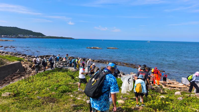 寓教於行 百人淨灘守護深澳海岸清出185公斤海廢 26 《圖說》大小朋友齊心協力撿拾海洋廢棄物,以實際行動展現環保成果,傳遞低碳永續理念。〈觀旅局提供〉