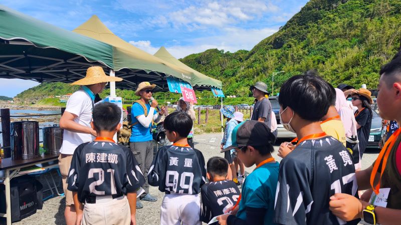 寓教於行 百人淨灘守護深澳海岸清出185公斤海廢 27 《圖說》專業環境教育團隊「海湧工作室」講師於現場進行導覽,引導民眾透過國際ICC分類標準進行海廢紀錄與統計,落實知行合一的海洋教育。〈觀旅局提供〉