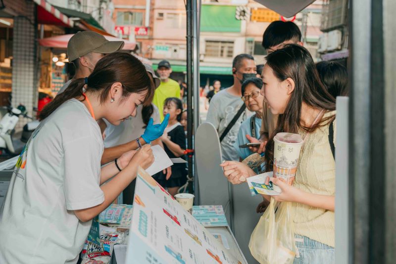 三峽納涼祭登場 茶、筍、蜜三寶吸客逛老街品農產 12 《圖說》「三峽納涼祭」今明兩日下午1時起至晚間8時30分在祖師廟周邊舉辦,邀請民眾來到納涼祭,用一杯沁涼飲品品味三峽的獨特風土。〈農業局提供〉