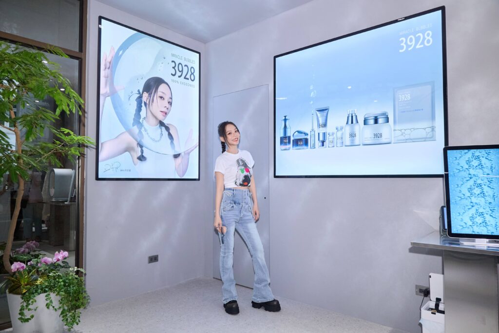 孫淑媚的青春祕密再揭曉!8/1現身愛用品牌MB3928新板店,分享妝容服貼小心機 22 MB3928%E5%93%81%E7%89%8C%E4%BB%A3%E8%A8%80%E4%BA%BA%E5%AD%AB%E6%B7%91%E5%AA%9A%E8%92%9E%E8%87%A8%E9%96%8B%E5%B9%95%E7%8F%BE%E5%A0%B4 1