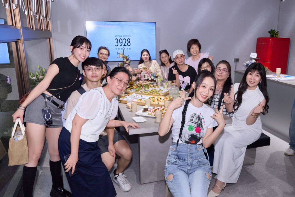 孫淑媚的青春祕密再揭曉!8/1現身愛用品牌MB3928新板店,分享妝容服貼小心機 23 %E5%93%81%E7%89%8C%E4%BB%A3%E8%A8%80%E4%BA%BA%E5%AD%AB%E6%B7%91%E5%AA%9A%E8%88%87%E5%93%81%E7%89%8C%E6%9C%83%E5%93%A1%E9%96%8B%E5%BF%83%E5%90%88%E7%85%A7 1