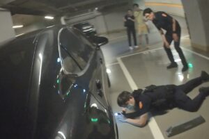 萌貓受困汽車底盤 暖警耐心救援助脫困 22 MEITU 20260805 100620529