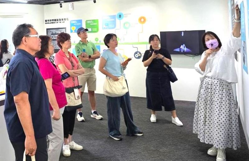 新北推智慧治理與課程創新 校長先學AI再帶動校園 36 《圖說》校長社群新竹科學園區探索館參訪 了解積體電路產業。〈教育局提供〉