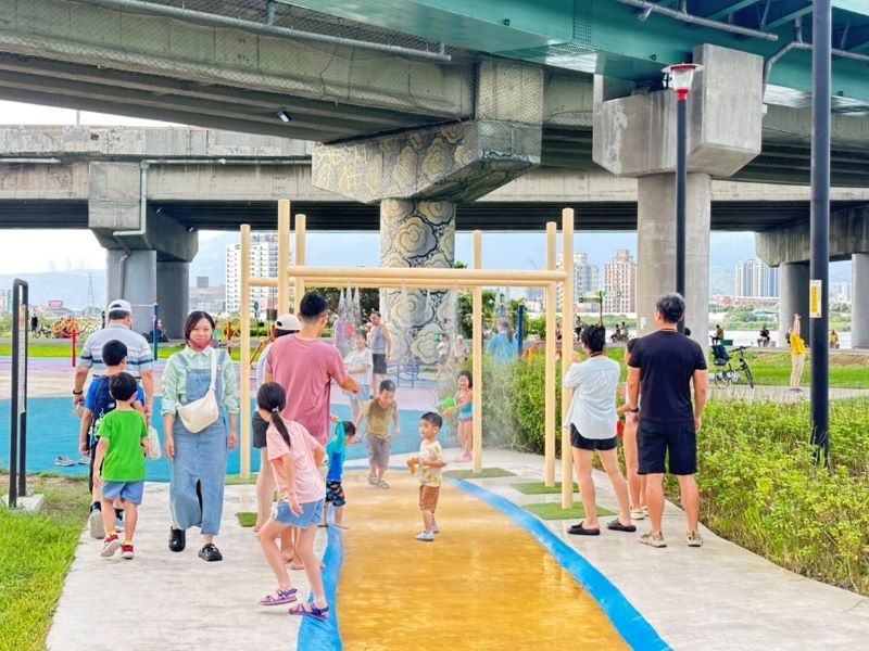 颱風過後迅速復原 新北五大人氣水樂園迎暑假旺季 15 《圖說》今年開放的重陽花漾水樂園成為暑假親子同樂的好去處。〈高灘處提供〉