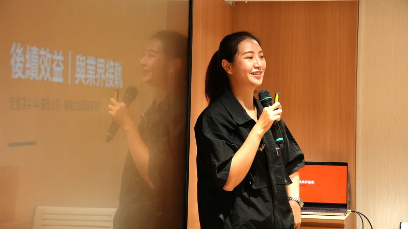 打造接軌產業舞台 新北校園廣告人10周年學姊領航傳承 6 《圖說》吳安綺與學弟妹們分享從校園到廣告業界的經驗實戰。〈新聞局提供〉