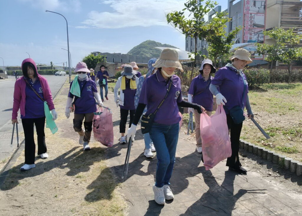 金山區漁會歡慶漁民節表揚模範漁民 重現百年蹦火仔震撼魅力「火光紀事」開展 26 %E6%BC%81%E6%9C%83%E8%99%9F%E5%8F%AC%E5%9C%A8%E5%9C%B0%E6%BC%81%E6%B0%91%E5%8F%8A%E5%BF%97%E5%B7%A5%E5%B1%95%E9%96%8B%E6%B7%A8%E6%B8%AF%E6%B4%BB%E5%8B%95
