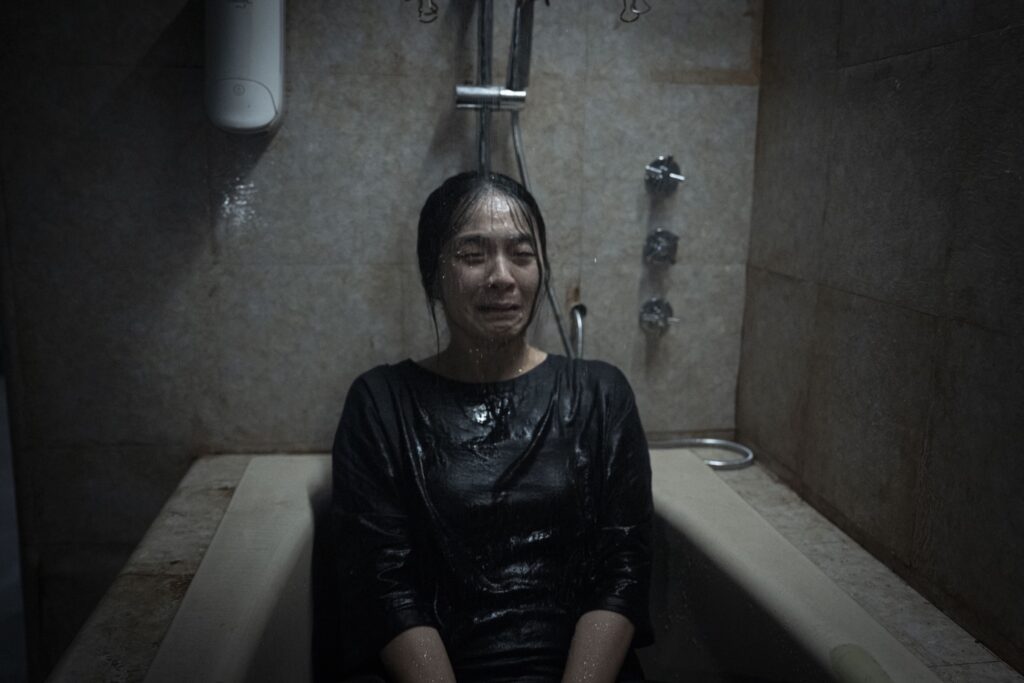 《粽邪4:坤蒂拉娜》冷水狂沖數小時、勒頸吊掛險窒息!陳雪甄:以為拍動作片 15 2 %E9%99%B3%E9%9B%AA%E7%94%84%E5%86%B7%E6%B0%B4%E7%8B%82%E6%B2%96%E6%95%B8%E5%B0%8F%E6%99%82%EF%BC%8C%E5%8B%92%E9%A0%B8%E5%90%8A%E6%8E%9B%E9%9A%AA%E7%AA%92%E6%81%AF%E3%80%82%E5%9C%96%EF%BC%8F%E8%8F%AF%E5%BD%B1%E6%8F%90%E4%BE%9B%E3%80%82