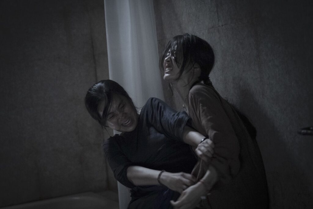 《粽邪4:坤蒂拉娜》冷水狂沖數小時、勒頸吊掛險窒息!陳雪甄:以為拍動作片 16 4 %E9%99%B3%E9%9B%AA%E7%94%84%E8%88%87%E8%A8%B1%E5%AE%89%E6%A4%8D%E6%B5%B4%E5%AE%A4%E8%82%89%E6%90%8F%E6%88%B0%E6%89%93%E6%88%B2%E3%80%82%E5%9C%96%EF%BC%8F%E8%8F%AF%E5%BD%B1%E6%8F%90%E4%BE%9B%E3%80%82
