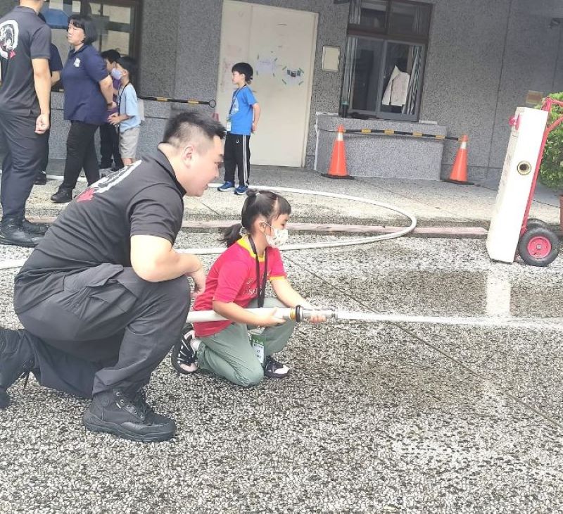 玩中學自救 新北消夏令營闖關實作防災 22 《圖說》消防夏令營擬真射水訓練。〈第七大隊提供〉