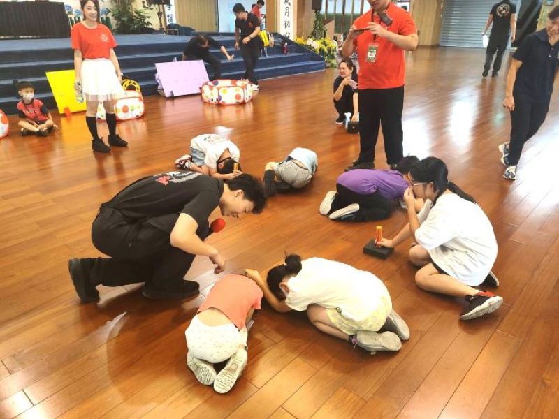 玩中學自救 新北消夏令營闖關實作防災 23 《圖說》學童從遊戲中建立正確的防災觀念,了解災害發生時的應變方式。〈第七大隊提供〉