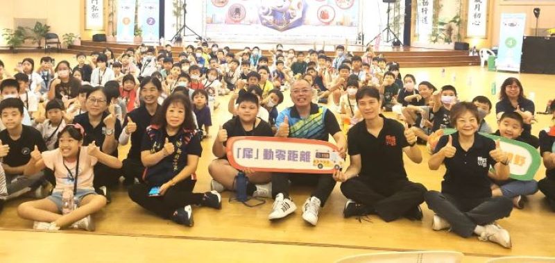 玩中學自救 新北消夏令營闖關實作防災 24 《圖說》新北消第七大隊「小小學童消防夏令營」合影。〈第七大隊提供〉