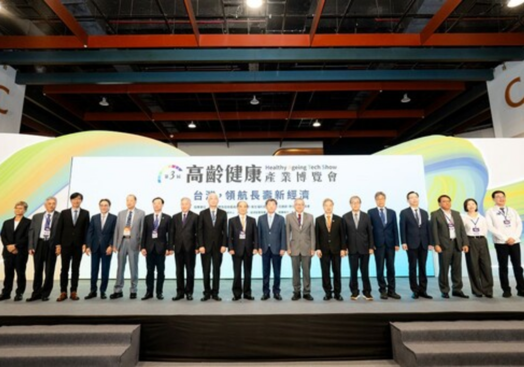 超高齡社會引爆長壽新經濟! 生機生技從產品銷售轉型智慧健康生態系 24 %E7%AC%AC%E4%B8%89%E5%B1%86%E9%AB%98%E9%BD%A1%E5%81%A5%E5%BA%B7%E7%94%A2%E6%A5%AD%E5%8D%9A%E8%A6%BD%E6%9C%83%E6%96%BC%E5%8F%B0%E5%8C%97%E4%B8%96%E8%B2%BF%E4%B8%80%E9%A4%A8%E7%9B%9B%E5%A4%A7%E9%96%8B%E5%B9%95%EF%BC%8C%E6%94%BF%E5%BA%9C%E5%AE%98%E5%93%A1%E8%88%87%E7%94%A2%E5%AD%B8%E7%A0%94%E7%95%8C%E4%BB%A3%E8%A1%A8%E5%85%B1%E5%90%8C%E5%90%88%E5%BD%B1