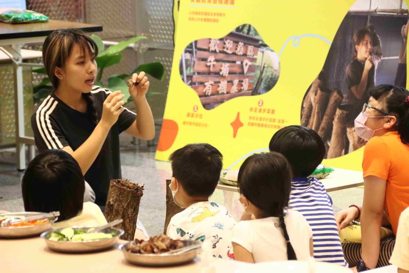 《圖說》新北市青農教導學童認識農作物--資料照。〈農業局提供〉